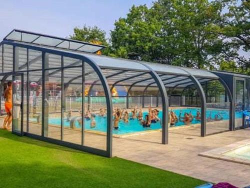 Πισίνα στο ή κοντά στο Mobil home confortable avec terrasse pour 6 personnes - API-1-52-986