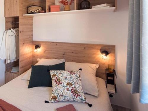 Ένα ή περισσότερα κρεβάτια σε δωμάτιο στο Mobil home avec terrasse pour 4 personnes - API-1-52-997