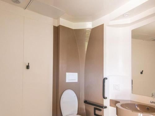 un baño con inodoro y lavabo en Mobil-home PMR avec Terrasse à Saint-Rome-de-Tarn - API-1-52-1012, en Saint-Rome-de-Tarn