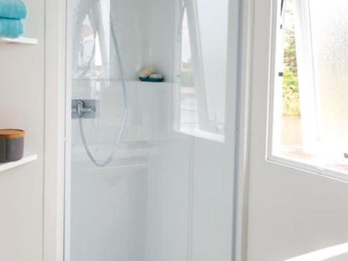 ein Badezimmer mit Dusche mit Glastür in der Unterkunft Mobil home confortable avec terrasse - API-1-52-1015 in Port Blanc