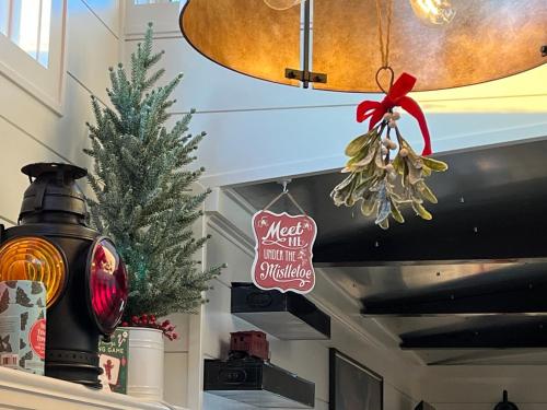 Afbeelding uit fotogalerij van Charming Train Caboose-Sleeps 4-Loft-Firepit in Fredericktown