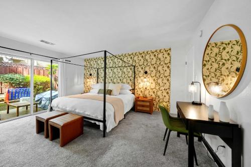 Leucadia's Beach House w Game Room في إنسينيتاس: غرفة نوم بها سرير ومكتب ومرآة