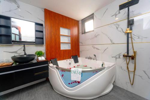 Ένα μπάνιο στο The Palms Hotel