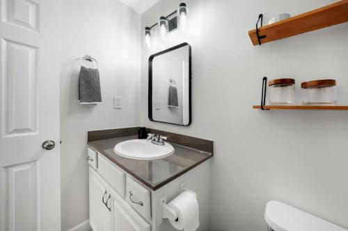 Leucadia's Beach House w Game Room في إنسينيتاس: حمام مع حوض ومرآة