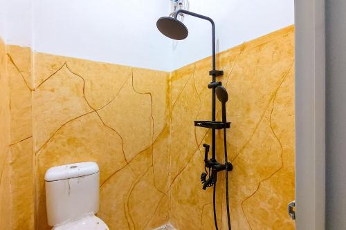 Ένα μπάνιο στο VS Guest House Tangerang RedPartner