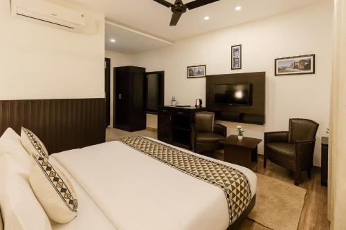 TV/trung tâm giải trí tại Vaikunth -Centrally Heated & Air Cooled Near Mall Road # Big Parking # Lift # Spacious Rooms # Most Awarded # Property Of The Year #