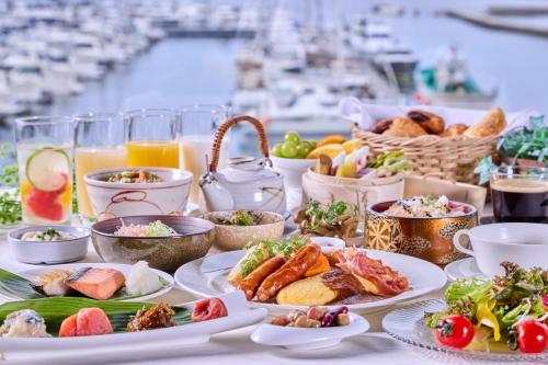 小樽市にあるグランドパーク小樽の食べ物や飲み物の皿が置かれたテーブル