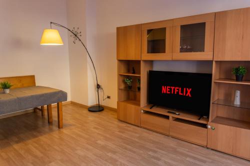 Телевизор и/или развлекательный центр в Spacious 6-Guest Home 8 min To Metro & Free Parking