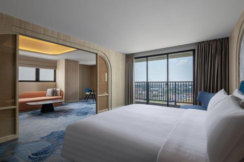 Un pat sau paturi într-o cameră la Aston Bintaro Hotel & Conference Center