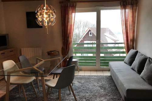 Et opholdsområde på Cozy apartment with lake view