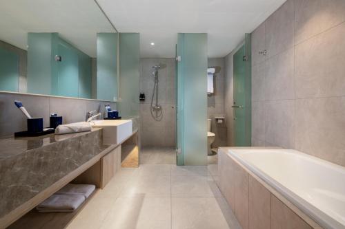 O baie la Aston Bintaro Hotel & Conference Center