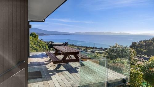 einen Balkon mit Picknicktisch und Blick auf das Wasser in der Unterkunft Vista Serena in Pohara