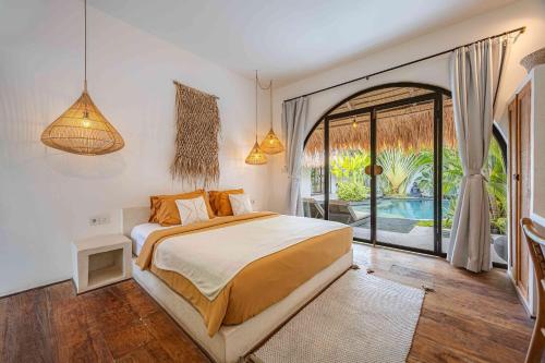 Ένα ή περισσότερα κρεβάτια σε δωμάτιο στο Villa Mimpikita - Stunning Ibiza-Inspired Villa Near Umalas with Private Pool