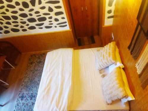 Ένα ή περισσότερα κρεβάτια σε δωμάτιο στο Khoj The Lake Trail