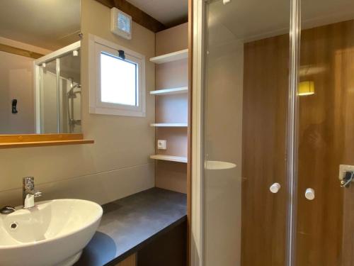 Chalet avec Terrasse à Soubès - 3 personnes - API-1-52-1057 في Soubès: حمام مع حوض ودش