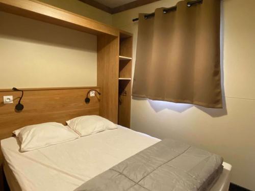 Chalet avec Terrasse à Soubès - 3 personnes - API-1-52-1057 في Soubès: غرفة نوم بسرير مع نافذة ولحاف ابيض