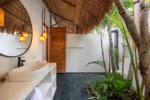 Ένα μπάνιο στο Villa Mimpikita - Stunning Ibiza-Inspired Villa Near Umalas with Private Pool