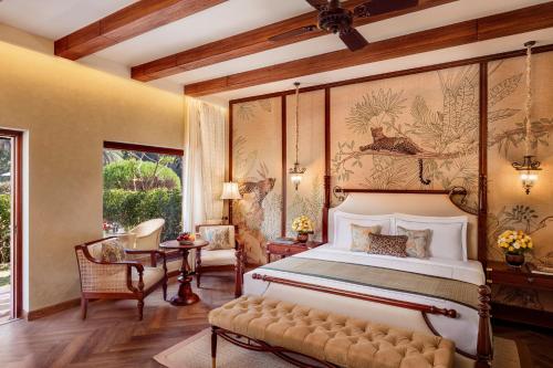 The Maharaja's Lodge, Ranthambore في ساواي مادهوبور: غرفة نوم بسرير كنج وطاولة