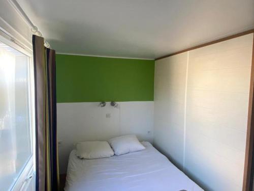 Ένα ή περισσότερα κρεβάτια σε δωμάτιο στο Mobil-home confortable avec terrasse pour 5 personnes - API-1-52-1020