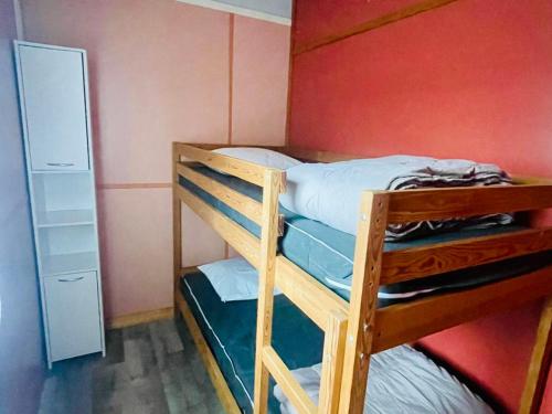 Ένα ή περισσότερα κρεβάτια σε δωμάτιο στο Chalet 8 pers avec Terrasse - API-1-52-1027