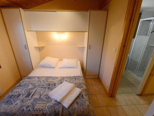 Maison 45m², Terrasse, Pour 6 Personnes - API-1-52-1033 في Saint-Rome-de-Tarn: غرفة نوم صغيرة عليها سرير وفوط