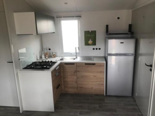 Kuchyň nebo kuchyňský kout v ubytování Mobil-home avec terrasse à Hyères - API-1-52-1038