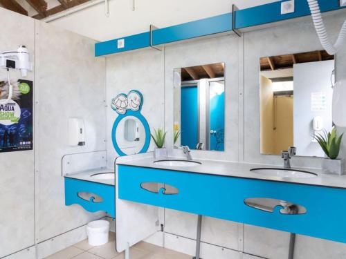 Ένα μπάνιο στο Mobil home confortable avec terrasse à Tréguennec - API-1-52-1036