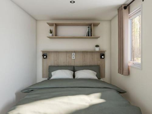 Mobile home avec Terrasse à Saint-Rome-de-Tarn - API-1-52-1049 في Saint-Rome-de-Tarn: غرفة نوم بها سرير كبير مع وسادتين