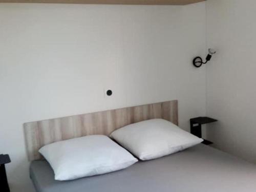 Ένα ή περισσότερα κρεβάτια σε δωμάτιο στο Mobil home confortable - 6 personnes - Tréguennec - API-1-52-1047