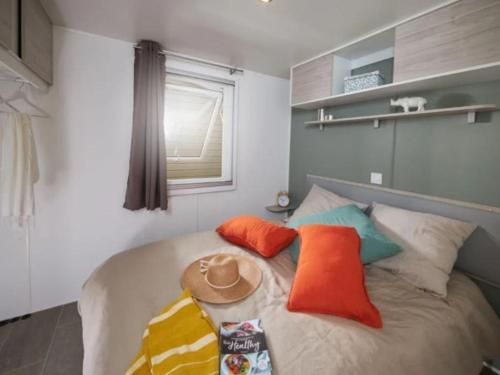 Ένα ή περισσότερα κρεβάτια σε δωμάτιο στο Mobil-home Prestige avec Terrasse pour 4 personnes - API-1-52-1050