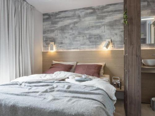 ein Schlafzimmer mit einem großen Bett mit einem hölzernen Kopfteil in der Unterkunft Mobil Home Prestige avec Terrasse à Saint-Jean-de-Monts - API-1-52-1055 in Notre-Dame-de-Monts