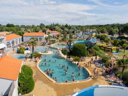 einen Blick über einen Pool in einem Wasserpark in der Unterkunft Mobil Home Prestige avec Terrasse à Saint-Jean-de-Monts - API-1-52-1055 in Notre-Dame-de-Monts