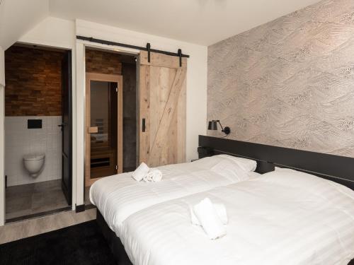 Ένα ή περισσότερα κρεβάτια σε δωμάτιο στο Luxury apartment in Renesse with infrared sauna