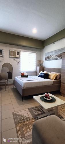 En eller flere senge i et værelse på Mamus Suite Escape Staycation