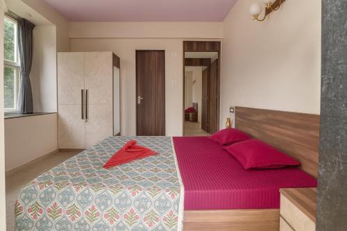 Ένα ή περισσότερα κρεβάτια σε δωμάτιο στο Hemgiri - 6BHK Pool Garden Luxury Villa Girivan Mulshi near Pune Mumbai