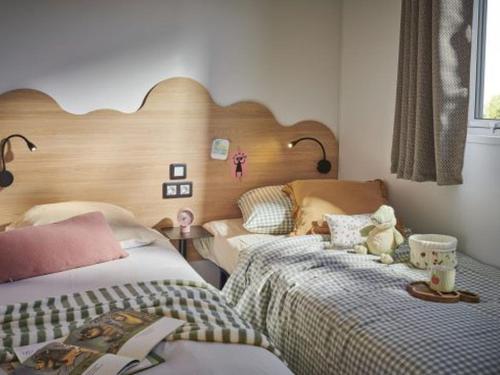 Кровать или кровати в номере Mobil-home avec Terrasse à Hyères - 30m² pour 4 personnes - API-1-52-1076