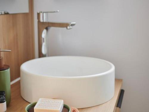 Ванная комната в Mobil-home avec Terrasse à Hyères - 30m² pour 4 personnes - API-1-52-1076