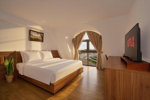 TV a/nebo společenská místnost v ubytování The Elegant Dalat