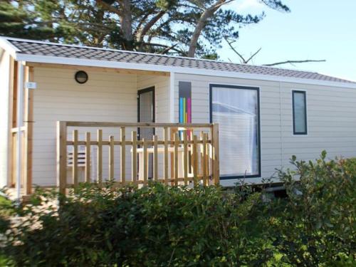 Mobil-home confortable avec terrasse à Tréguennec - API-1-52-1084