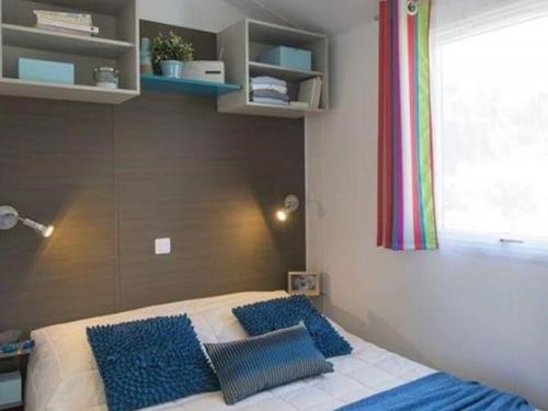 Ένα ή περισσότερα κρεβάτια σε δωμάτιο στο Mobil-home confortable avec terrasse à Tréguennec - API-1-52-1084