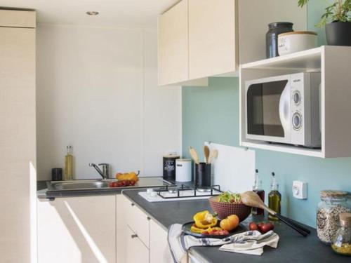 Køkken eller tekøkken på Mobil-home confortable avec terrasse à Saint-Lunaire - API-1-52-1090