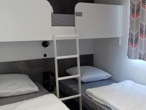 Ένα ή περισσότερα κρεβάτια σε δωμάτιο στο Mobil-home confortable avec terrasse à Tréguennec - API-1-52-1091