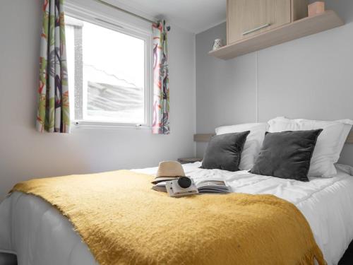 Postel nebo postele na pokoji v ubytování Cottage confort avec terrasse pour 4 personnes à Piriac-sur-Mer - API-1-52-1098