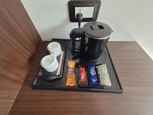 Facilități de preparat ceai și cafea la R Rama and R Rajendra Hotel and Banquet Lawn