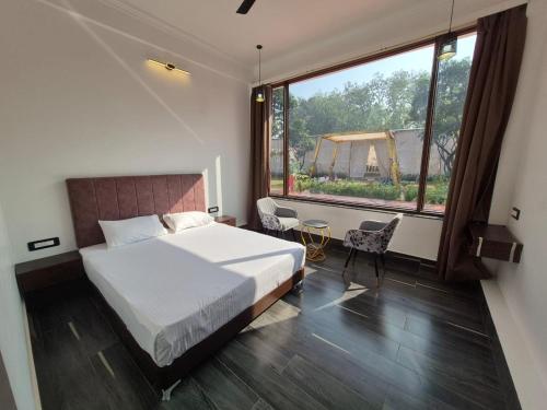 Un pat sau paturi într-o cameră la R Rama and R Rajendra Hotel and Banquet Lawn