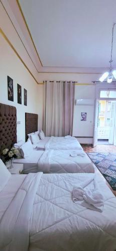 two large beds in a room with at Pa la ce court in Cairo