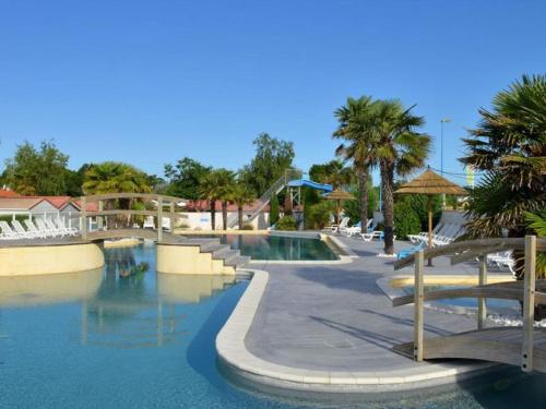 Swimmingpoolen hos eller tæt på Mobil-home confortable avec terrasse à Saint-Jean-de-Monts - API-1-52-1117