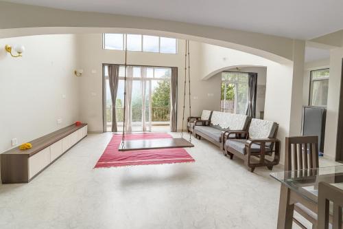 un soggiorno con un divano e un tavolo di Hemgiri - 6BHK Pool Garden Luxury Villa Girivan Mulshi near Pune Mumbai a Kolvan