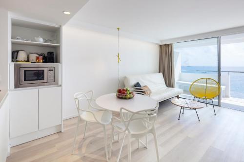 Kuchyň nebo kuchyňský kout v ubytování Sud Ibiza Suites