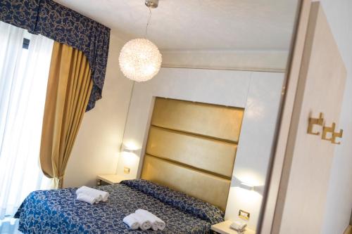 Ένα ή περισσότερα κρεβάτια σε δωμάτιο στο Hotel Ambassador